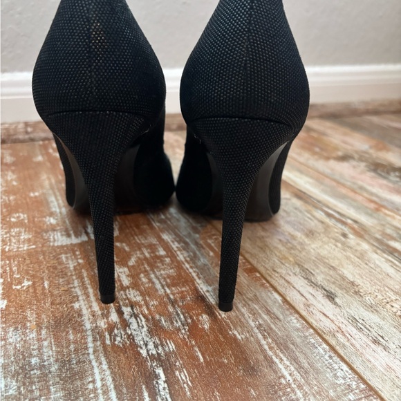 Black Stuart Weitzman heels
Size 10
Heel: 4 inches - Picture 3 of 4